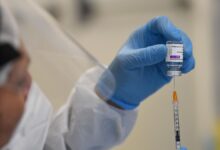 राष्ट्रों की बढ़ती संख्या एस्ट्राज़ेनेका कोविद वैक्सीन के बीच रक्त के थक्के चिंता को निलंबित करती है