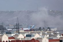काबुल हवाईअड्डे के बाहर हमले में चार नौसैनिकों, दर्जनों अफगानों के मारे जाने की खबर – आईएसआईएस दोषी