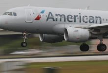 अमेरिकन एयरलाइंस ने रद्द होने से त्रस्त सप्ताहांत में एक और 700 उड़ानें बंद कीं