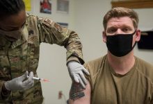 सेना ने बिना टीकाकरण वाले सेवा सदस्यों को निकालना शुरू किया