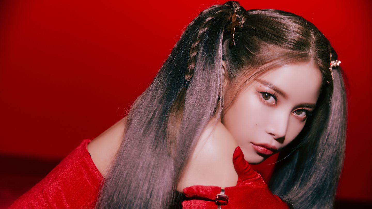 Mamamoo’s Solar Puts Her Best Face Forward