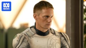 alexander-skarsg-rd-stars-in-hilarious-sci-fi-series-murderbot-on-apple-tv-