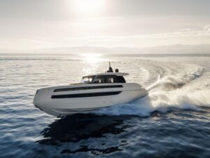 invictus-yacht-unveils-new-flagships-st550-and-tt550-at-cannes-2025