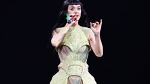 katy-perry-s-stage-prop-mishap-in-australia-sparks-safety-concerns