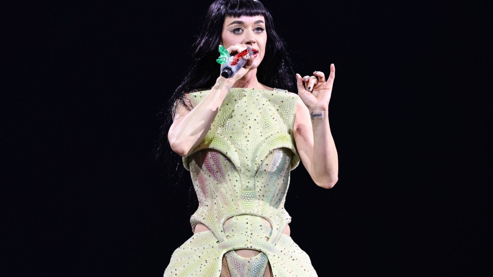 katy-perry-s-stage-prop-mishap-in-australia-sparks-safety-concerns