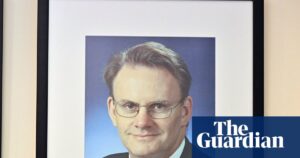 labor-condemns-mark-latham-s-actions-with-new-portrait-text-amid-ongoing-controversy