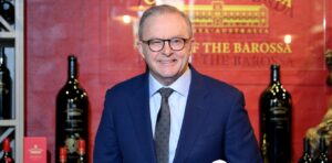 labor-holds-commanding-lead-in-polls-as-australian-parliament-resumes