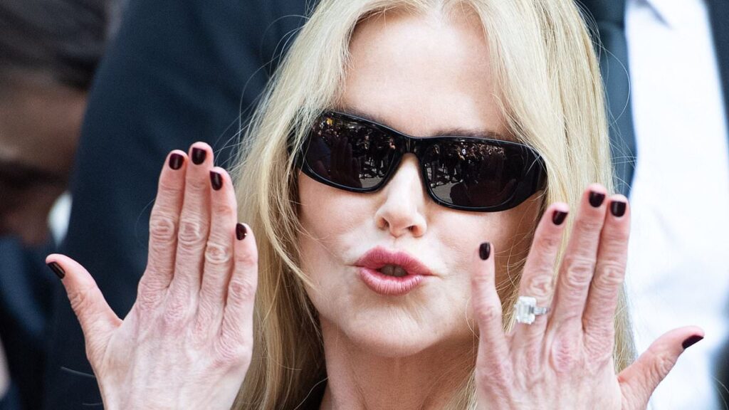 nicole-kidman-stuns-at-paris-fashion-week-embraces-natural-aging