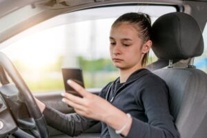 teen-drivers-spend-20-of-driving-time-distracted-by-phones