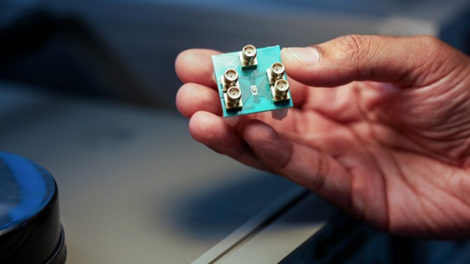 cornell-s-microwave-brain-chip-revolutionizes-signal-processing
