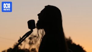 elvis-kernaghan-inspires-outback-kids-with-music-workshops