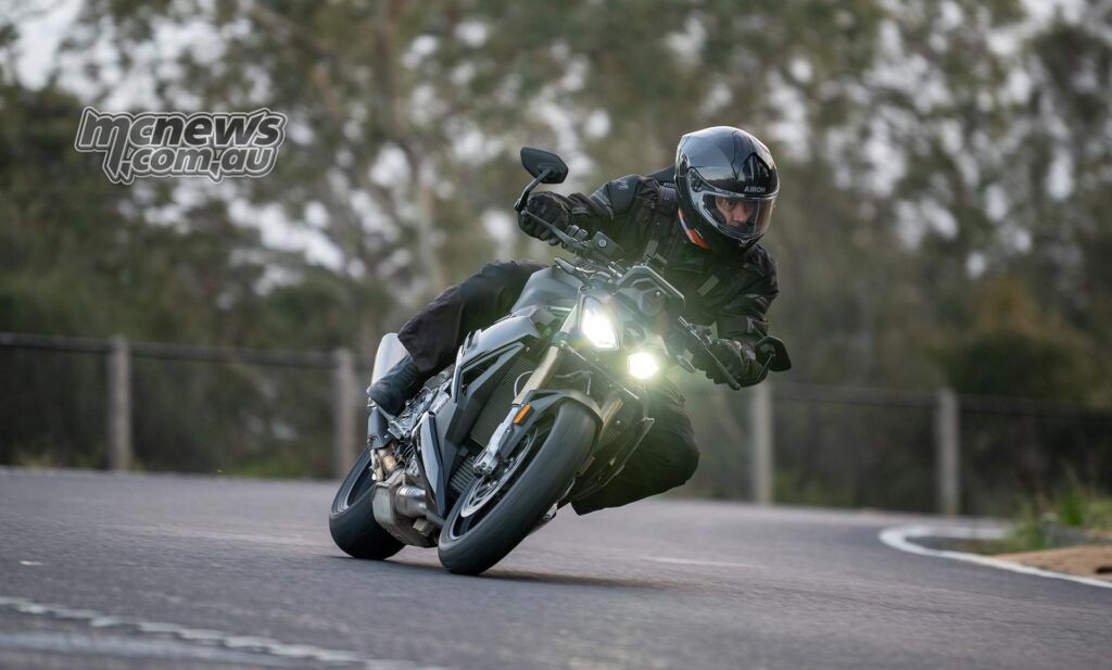 2025-bmw-s-1000-r-race-a-comprehensive-review-and-test-ride