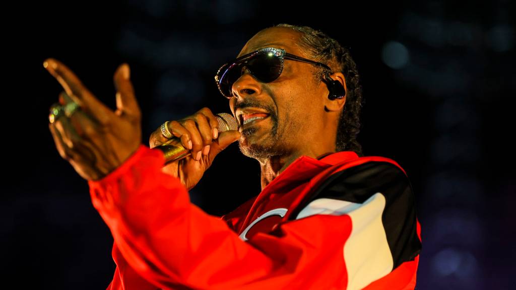 afl-faces-criticism-over-snoop-dogg-performance-amid-broader-violence-concerns