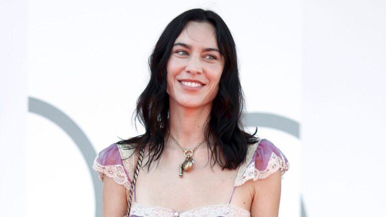 alexa-chung-sets-fashion-trends-at-venice-film-festival-with-bold-snake-effect-heels