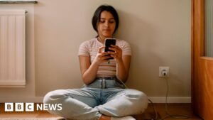 australia-s-social-media-ban-for-kids-feasibility-and-risks-explored