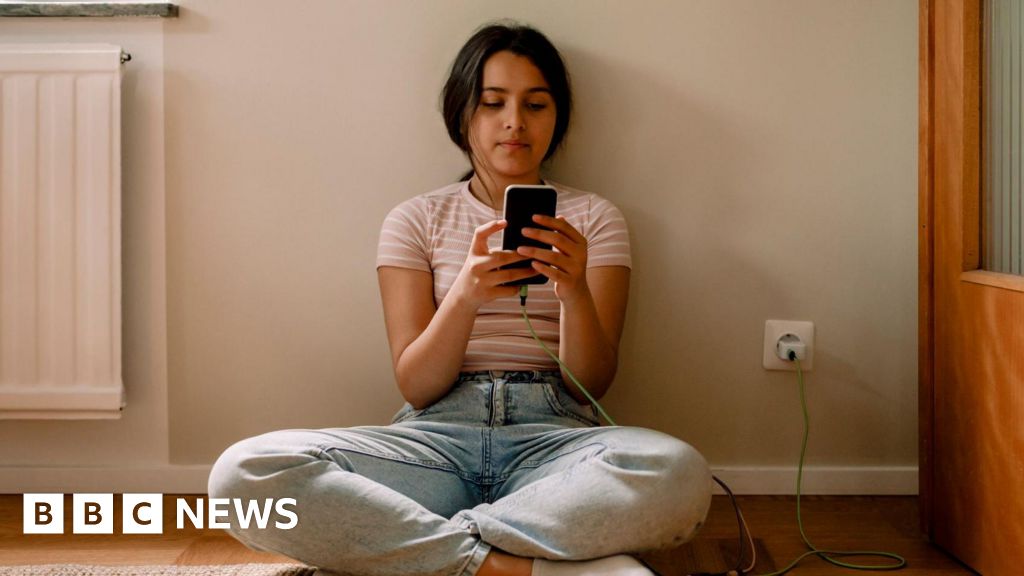 australia-s-social-media-ban-for-kids-feasibility-and-risks-explored