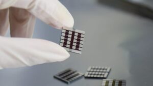 australian-breakthrough-graphene-enhances-perovskite-solar-cell-efficiency