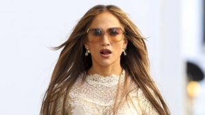 jennifer-lopez-dazzles-in-chic-ensemble-during-beverly-hills-shopping-spree