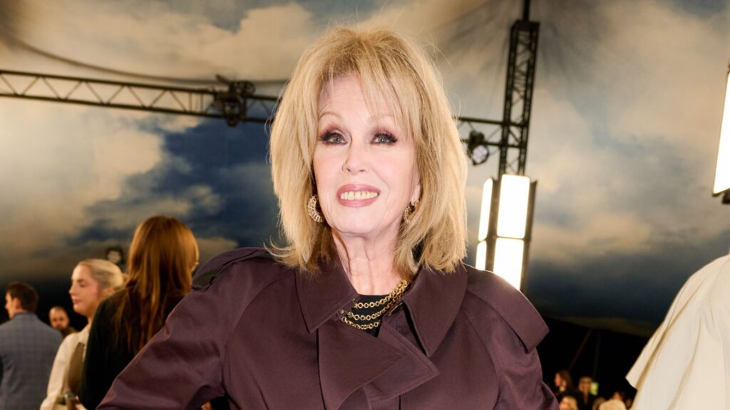 joanna-lumley-sets-fashion-trend-in-wine-red-trench-at-burberry-show