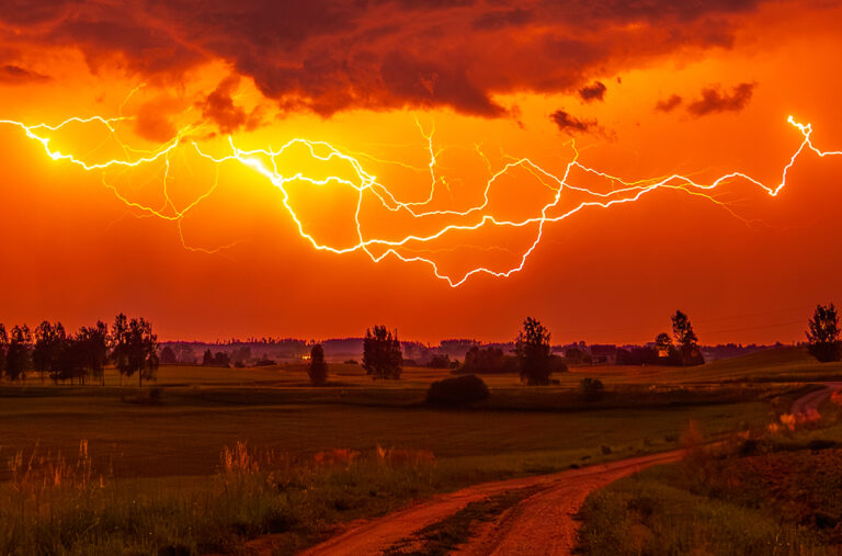 rising-lightning-and-wildfire-risks-threaten-the-northwest-study-finds