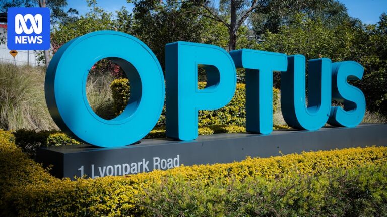 singtel-awards-employee-bonus-amid-optus-crisis-raising-eyebrows