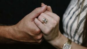 taylor-swift-joins-the-trend-of-supersized-celebrity-engagement-rings