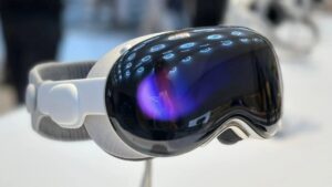 apple-shifts-focus-from-vision-pro-to-smart-glasses-with-visionos