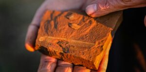 discovery-of-red-rocks-in-australia-challenges-fossil-site-norms