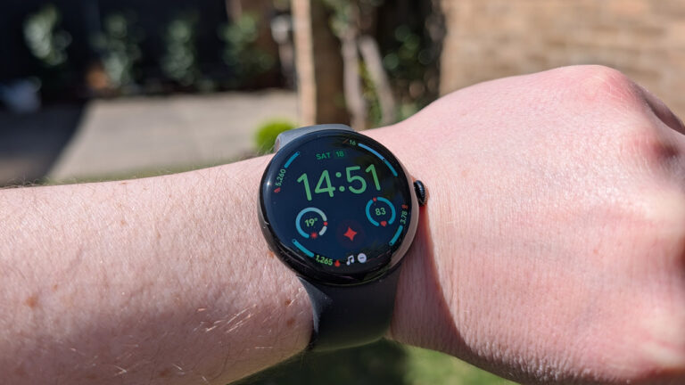 google-pixel-watch-4-a-smartwatch-that-bridges-tradition-and-innovation