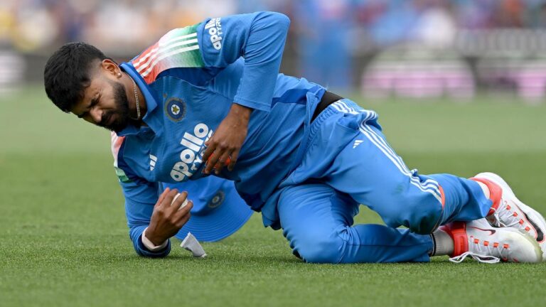 indian-vice-captain-shreyas-iyer-hospitalized-in-sydney-after-on-field-injury