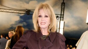 joanna-lumley-steals-the-spotlight-in-wine-red-trench-at-burberry-show