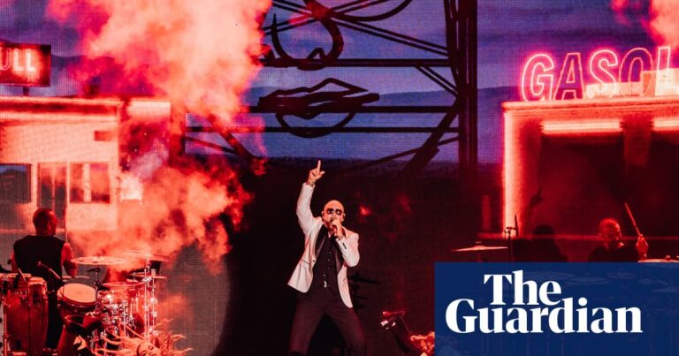 mariah-carey-shines-at-fridayz-live-sydney-but-pitbull-captivates-the-crowd