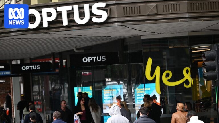 singtel-awards-bonus-amid-optus-outage-controversy-and-fresh-service-disruption