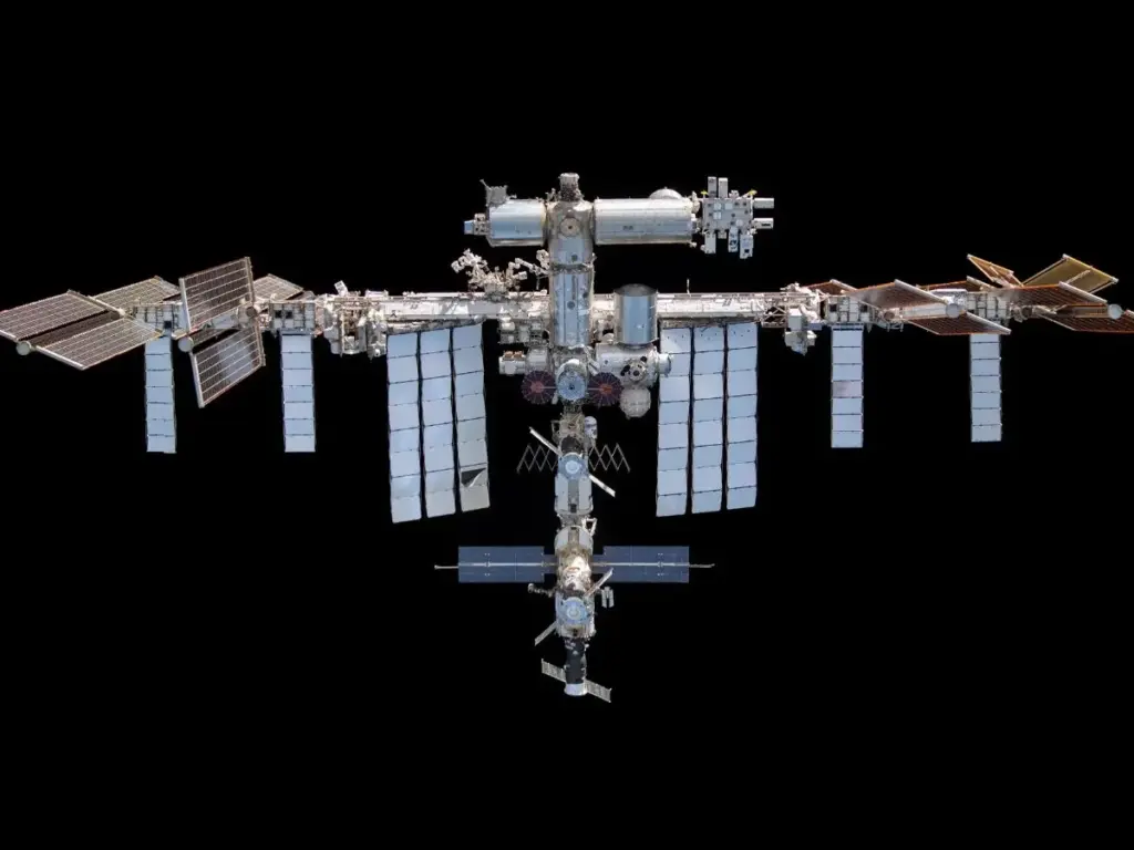 the-intriguing-journey-of-alcohol-in-space-from-soviet-cognac-to-microgravity-whiskey