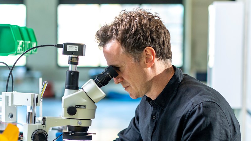 australian-firm-synchron-challenges-neuralink-in-brain-computer-interface-race