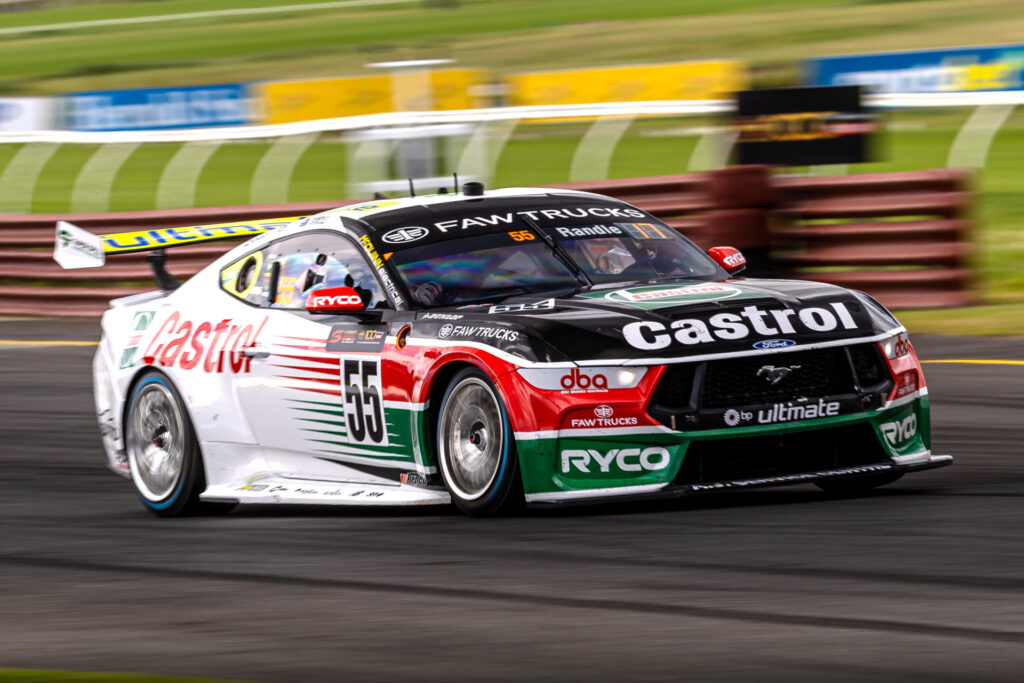 ford-drivers-pin-hopes-on-rain-for-finals-series-breakthrough