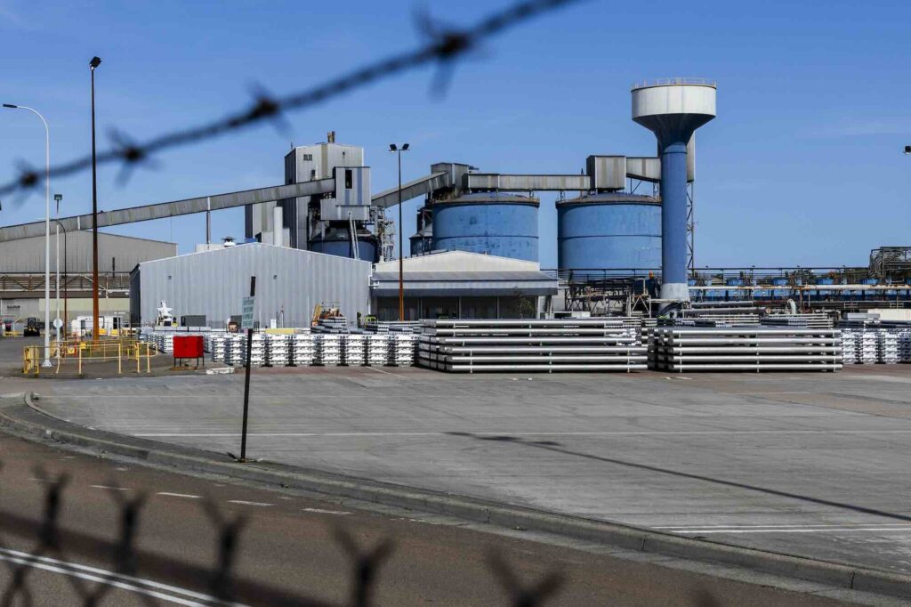 australia-s-largest-aluminium-smelter-secures-future-with-government-backed-renewable-energy-deal