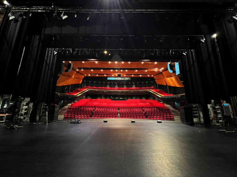 bruce-mason-centre-enhances-audio-experience-with-jbl-vtx-a6-system