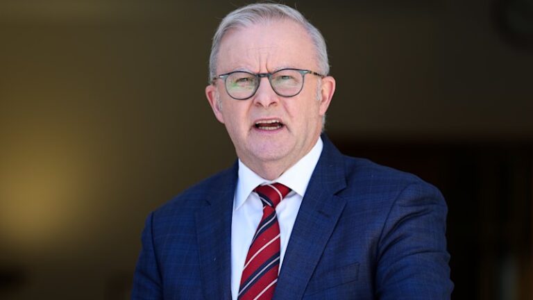 former-nsw-commissioner-calls-for-federal-inquiry-into-bondi-attack