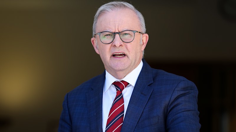 former-nsw-commissioner-calls-for-federal-inquiry-into-bondi-attack