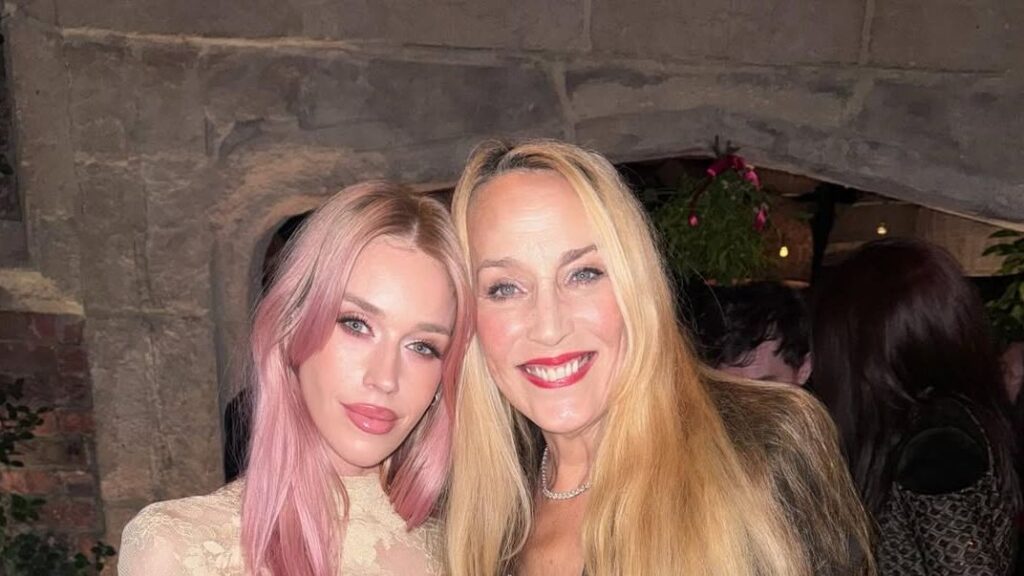 lady-mary-charteris-and-jerry-hall-reunite-at-mick-jagger-s-festive-gathering