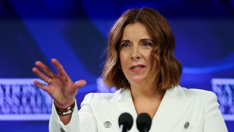 minister-anika-wells-faces-scrutiny-over-costly-comcar-usage-at-nrl-grand-final