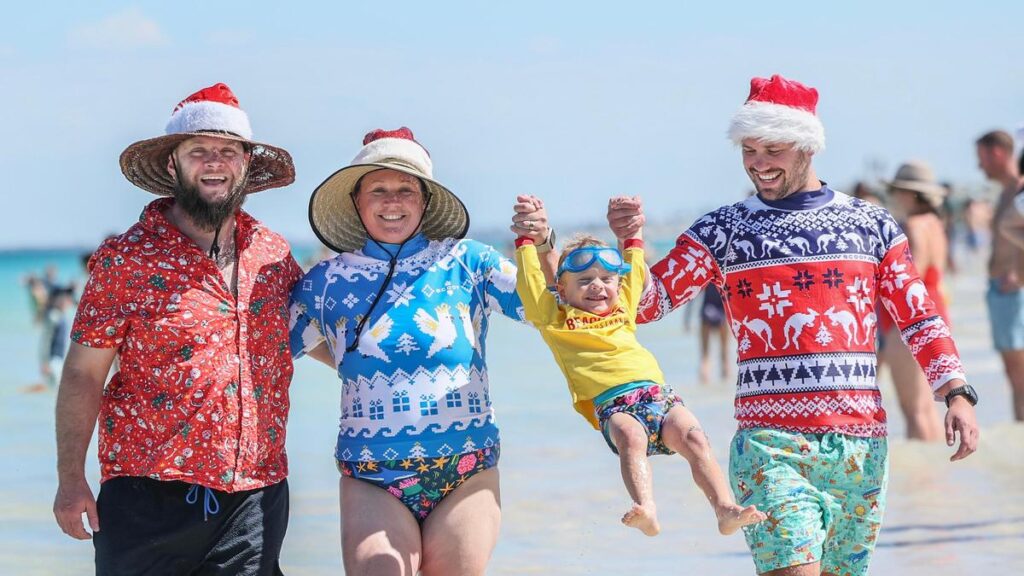 west-australians-flock-to-beaches-amid-christmas-heatwave