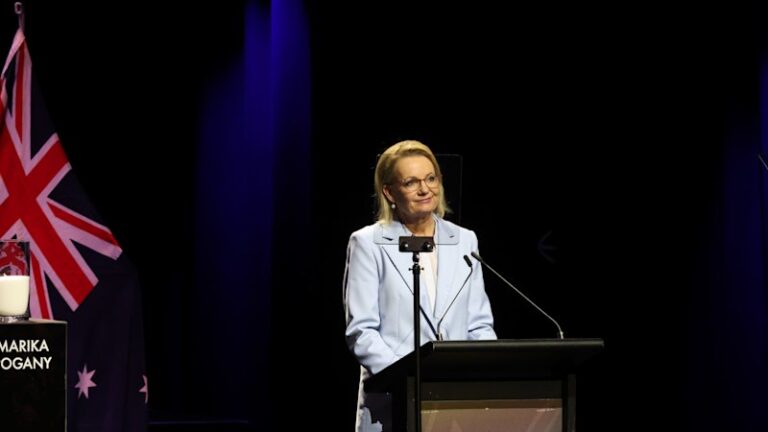 australian-politics-in-turmoil-coalition-split-sparks-leadership-debate