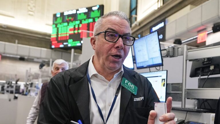 australian-sharemarket-rises-as-gold-miners-and-banks-lead-gains