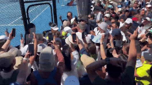 filipino-tennis-star-alexandra-eala-draws-massive-crowds-at-australian-open-practice