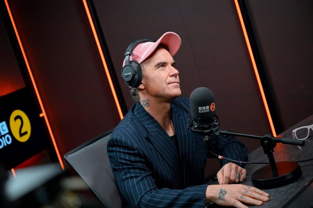 robbie-williams-reveals-daughter-s-late-night-anxiety-over-future-in-music