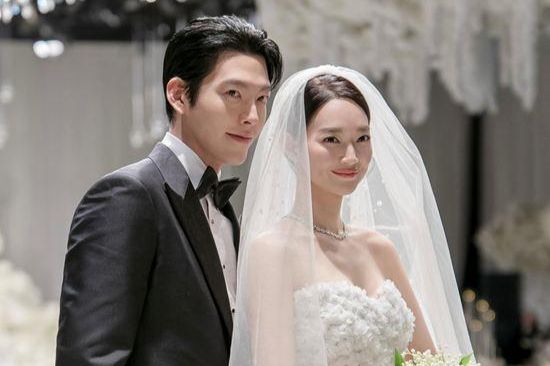 south-korean-stars-shin-min-a-and-kim-woo-bin-marry-donate-220-000
