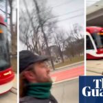 toronto-runner-outpaces-streetcars-highlighting-city-s-transit-woes