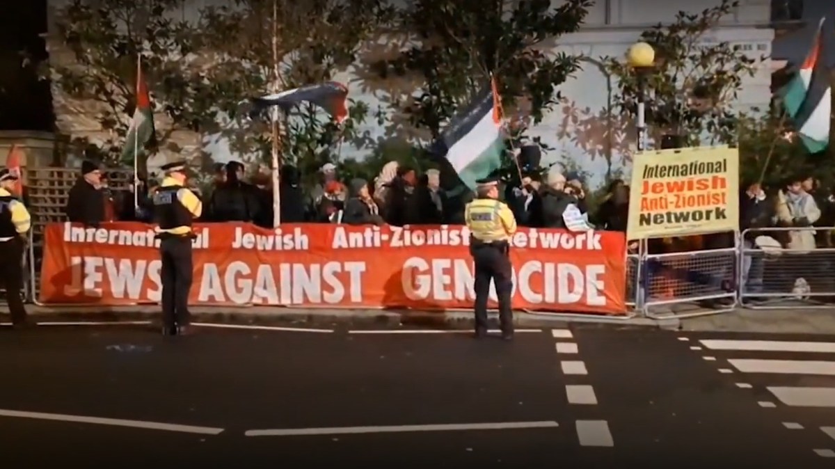 uk-minister-condemns-protests-at-israeli-restaurant-in-notting-hill